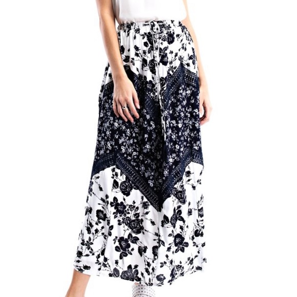 Solitaire Dresses & Skirts - 🔵NEW wTag-SOLITAIRE Nvy/Ivory Floral Maxi Skirt M